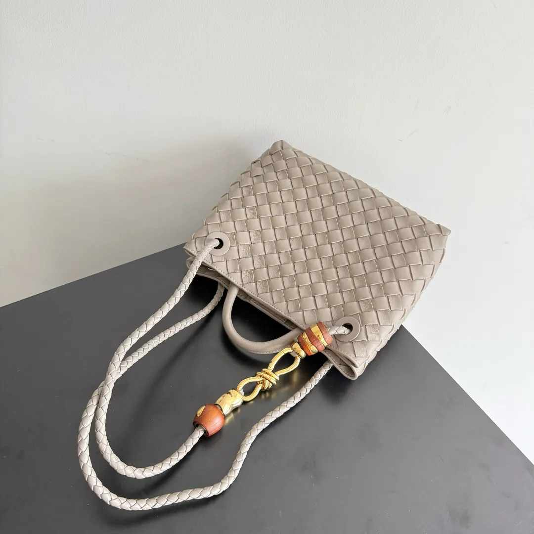 The new Andiamo batch of 3060 BV is shipped‼ ️The classic intercciato weaving process is used to create a soft bag, the metal knot is made of micro-cast aluminum using jewelry technology🪢, and the decorative beads are made of metal and hand-polished oak, allowing you to jump repeatedly between elegance and fun💃, making it unpredictable. Classic and versatile, it shows off your temperament, and the bag has a large capacity, making it very convenient for daily commuting! It has a variety of carrying methods, the shoulder straps can be adjusted by yourself, the original lambskin feels soft and delicate, and the unisex style breaks gender boundaries and brings a more practical and long-lasting use experience. The Andiamo, which has both elegant and casual styles, perfectly interprets the "fashionable old money style". Style number: 743568+wood hardware Color: stone gray Size: 25*22*10.5cm